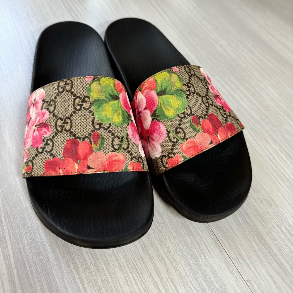 Gucci slides. Size 8. Perfect condition.